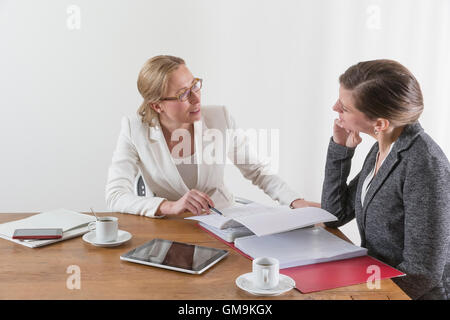 L'analyse des documents d'affaires at office Banque D'Images