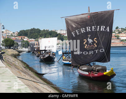 Barcos rabelos, bateaux traditionnels en bois, sur la rivière Douro, Vila Nova de Gaia