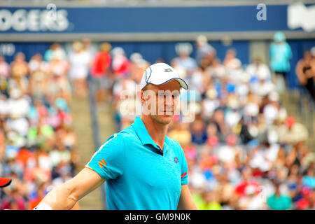 Le joueur de tennis sud-africain Kevin Anderson jouer à la Coupe Rogers 2016 tenue à Toronto, Canada. Banque D'Images