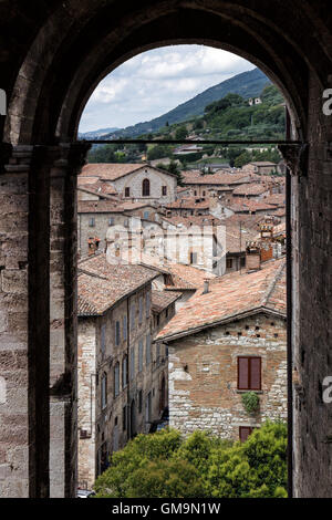 Un délicieux aperçu de Gubbio, ville italienne médiévale Banque D'Images