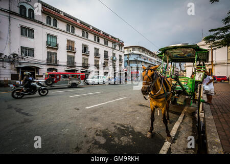 La calèche le long d'une rue à l'Intramuros, Manille, Philippines. Banque D'Images