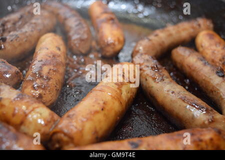 Saucisses assaisonnées dans une poêle (close up) Banque D'Images