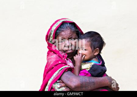 Portrait de voyage d'une grand-mère et son petit-fils en serrant dans un village rural près de Teraï Népal Inde frontière dans Danusha Banque D'Images