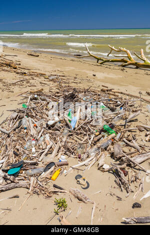 République Dominicaine - des ordures sur la plage, les bouteilles en plastique et des ordures, près de l'embouchure de la rivière Yasica. Banque D'Images