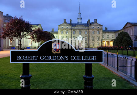 Robert Gordon College ( Auld Hoose ),crépuscule en centre-ville d'Aberdeen, Écosse, Royaume-Uni, avec signe Banque D'Images