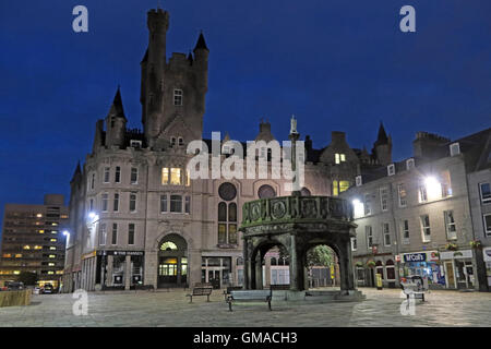 Castlegate, Mercat Cross Centre-ville d'Aberdeen, en Écosse, au crépuscule Banque D'Images