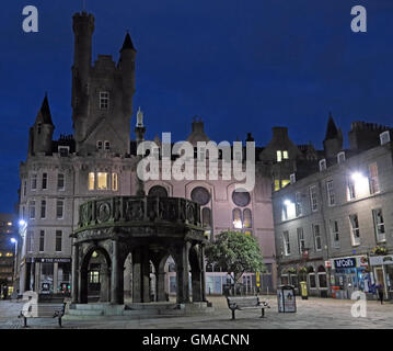 Castlegate, Mercat Cross Centre-ville d'Aberdeen, en Écosse, au crépuscule Banque D'Images