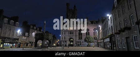 Castlegate, Mercat Cross Centre-ville d'Aberdeen, en Écosse, au crépuscule - Panorama Banque D'Images