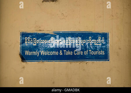 Accueillir les touristes signe en gare de Yangon Myanmar Banque D'Images