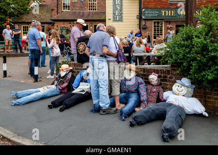 Les épouvantails sont alignés à l'extérieur de la maison pendant la récolte Public Dorset Festival célébrations, Lewes, dans le Sussex, UK Banque D'Images