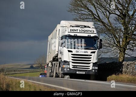 Dent de la logistique Scania R 450 en direction est sur l'A623 près de Tideswell to dans le Derbyshire. Scène d'hiver Banque D'Images