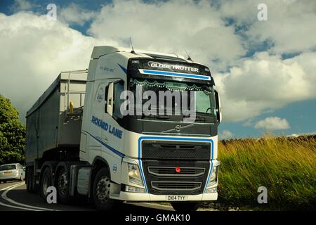 Un Richard Lane Volvo tracteur tractant une remorque benne vrac arrondit un virage dans le Derbyshire, un jour d'été Banque D'Images