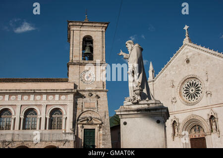 Place du marché central à Norcia en Ombrie Italie avant le séisme dommages en août 2016. L'église et statue de saint Benoît Banque D'Images