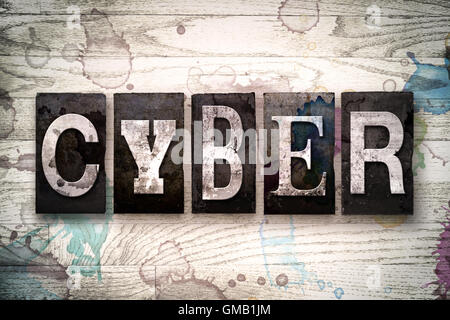 Le mot 'CYBER' écrit en vintage metal sale type typographique sur un fond de bois blanchis par l'encre et de taches de peinture. Banque D'Images