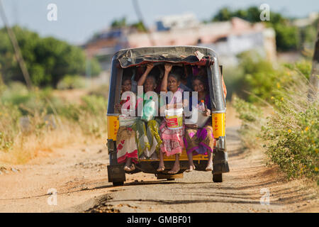 Les travailleurs agricoles des femmes voyagent dans un autorickshaw, une vue sur le village de Tamilnadu Banque D'Images