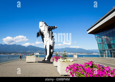 Orca numérique, une sculpture de 2009, Douglas Coupland est situé à côté de la Vancouver Convention Centre de Vancouver, BC, Canada. Banque D'Images