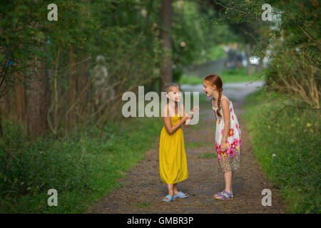 Deux petites filles émotionnellement parlant dans le parc. Banque D'Images