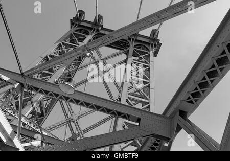 Wiliamsburg Bridge reliant Manhattan et Brooklyn sur l'East River, New York City Banque D'Images