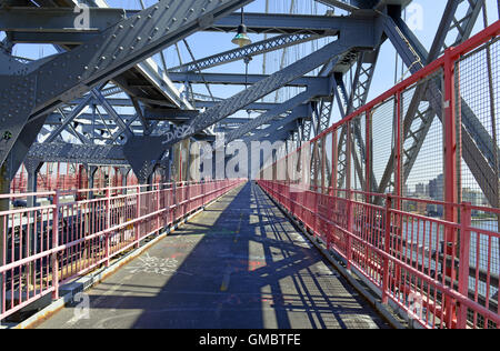 Wiliamsburg Bridge reliant Manhattan et Brooklyn sur l'East River, New York City Banque D'Images