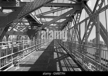 Wiliamsburg Bridge reliant Manhattan et Brooklyn sur l'East River, New York City Banque D'Images