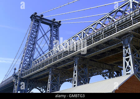 Wiliamsburg Bridge reliant Manhattan et Brooklyn sur l'East River, New York City Banque D'Images