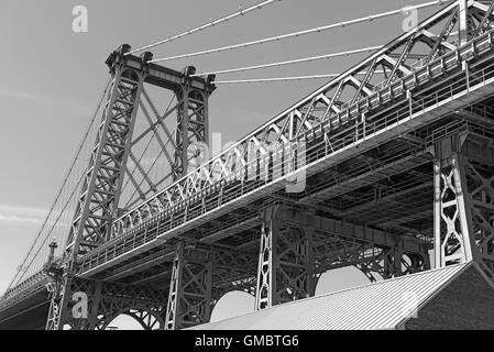 Wiliamsburg Bridge reliant Manhattan et Brooklyn sur l'East River, New York City Banque D'Images