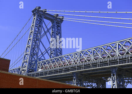 Wiliamsburg Bridge reliant Manhattan et Brooklyn sur l'East River, New York City Banque D'Images