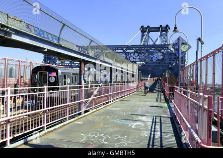 Wiliamsburg Bridge reliant Manhattan et Brooklyn sur l'East River, New York City Banque D'Images