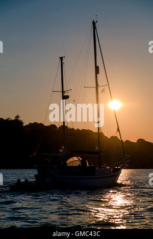 Bateau à voile au coucher du soleil Banque D'Images