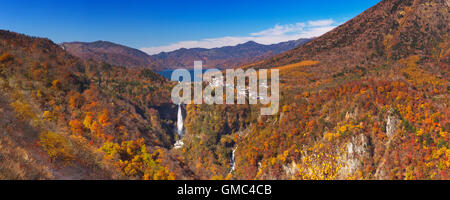 Les chutes Kegon Kegon (-no-taki, 華厳の滝) près de Nikko, Japon entouré de couleurs d'automne. Photographié depuis le plateau Akechidaira. Banque D'Images