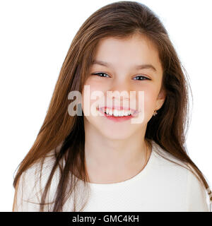 Portrait d'une charmante petite fille smiling at camera, isolé sur fond blanc Banque D'Images