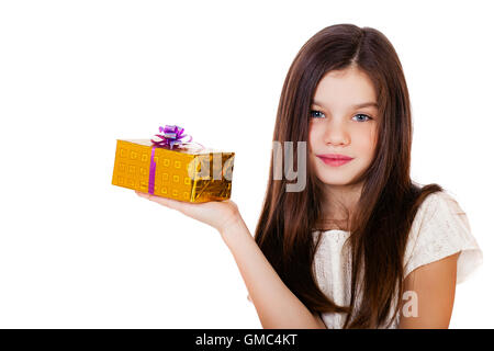 Happy smiling little girl holding et offrir un cadeau pour Noël et anniversaire isolé sur fond blanc Banque D'Images