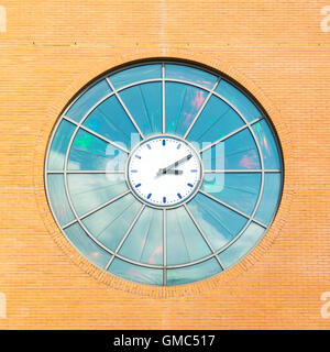 Réveil en façade de bâtiment de la gare à Hilversum, Pays-Bas Banque D'Images