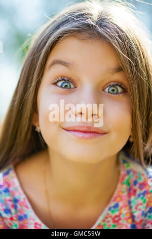 Belle Happy little girl outdoors Banque D'Images