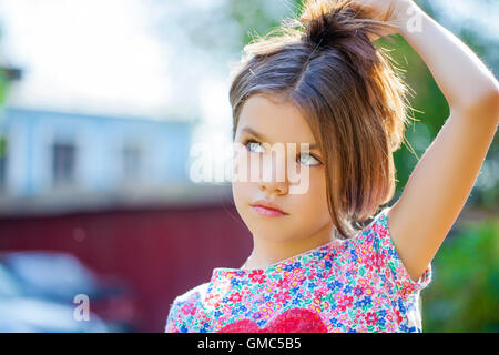 De Cheveux. Portrait d'une belle petite fille de neuf ans dans la région de autumn park