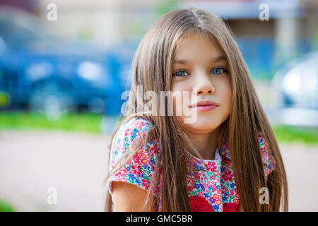 Portrait d'une belle petite fille de neuf ans dans la région de autumn park Banque D'Images