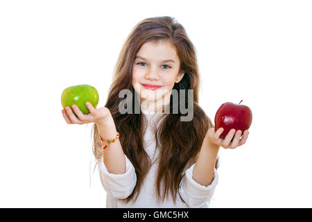 Little girl holding deux pommes, isolé sur fond blanc Banque D'Images