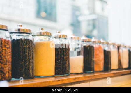 Bols de café en grains, du café instantané, de sucre, et les ingrédients dans ton vintage, effet de profondeur de champ, avec copie espace Banque D'Images