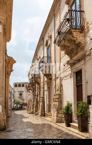 Via Francesco Mormino Penna, une rue de Scicli, Sicile, Italie Banque D'Images