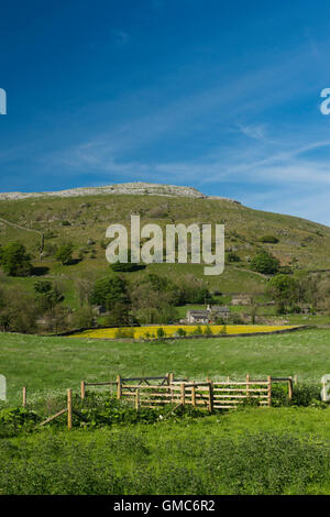 Ciel bleu sur plateau calcaire de Moughton, donnant sur Crummackdale et le hameau de Wharfe dans les vallées du Yorkshire, Angleterre. Banque D'Images