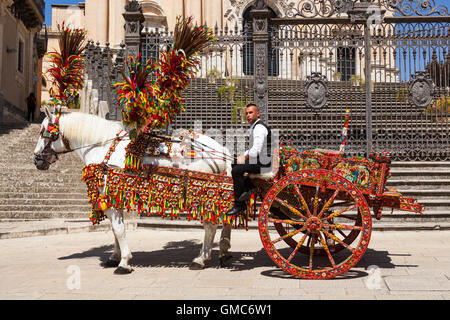 Cheval et un chariot à l'extérieur de Duomo de San Giorgio, la Piazza del Duomo, Ragusa Ibla, Siracusa, Sicile, Italie Banque D'Images