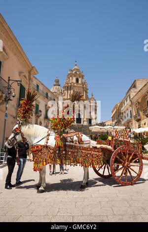 Cheval et chariot, Duomo de San Giorgio, Via 25 Aprile, Ragusa Ibla, Siracusa, Sicile, Italie Banque D'Images