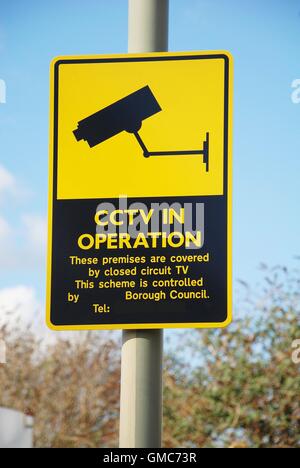 Un signe d'avertissement l'utilisation de caméras de vidéosurveillance à Ashford dans le Kent, Angleterre. Banque D'Images