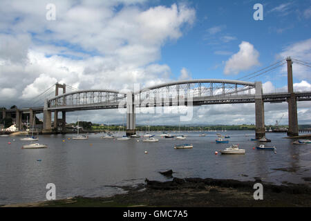 DEVONSHIRE ; SALTASH ; BRUNEL'S ROYAL ALBERT PONT FERROVIAIRE ET DU PONT ROUTIER SUR LA RIVIÈRE TAMAR TAMAR Banque D'Images