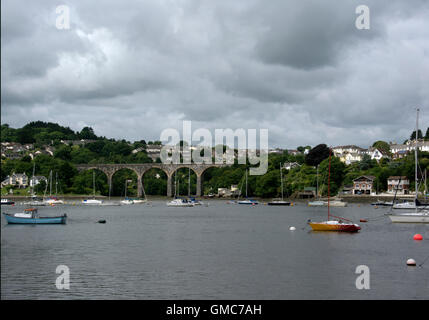 CORNWALL ; SALTASH ; BRUNEL'S VIADUC SUR LA RIVIÈRE AFFLUENT DE LA TAMAR ; CRAFT EN PREMIER PLAN Banque D'Images