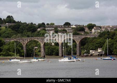 CORNWALL ; SALTASH ; BRUNEL'S VIADUC SUR LA RIVIÈRE AFFLUENT DE LA TAMAR ; CRAFT EN PREMIER PLAN Banque D'Images