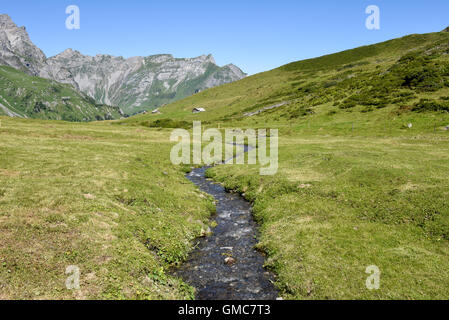 Paysage de montagne d'une rivière sur Engelberg sur les Alpes Suisses Banque D'Images