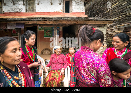 Les femmes de Sidhane village de district de Kaski, ouest du Népal, se préparer à accueillir les clients. Banque D'Images