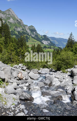 Paysage de montagne d'une rivière sur Engelberg sur les Alpes Suisses Banque D'Images