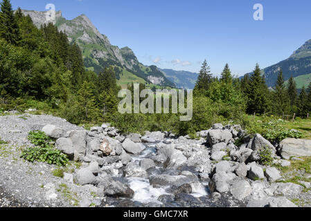 Paysage de montagne d'une rivière sur Engelberg sur les Alpes Suisses Banque D'Images